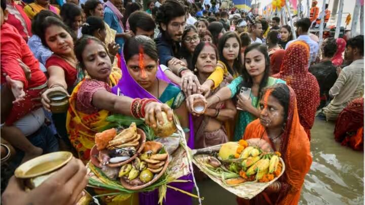 दिवाली और छठ पूजा के लिए दिल्ली एनसीआर में बसे लोग अपने घर वापस आते हैं. इसी को लेकर भारतीय रेलवे हर दिन स्पेशल ट्रेनों का संचालन कर रहा है.