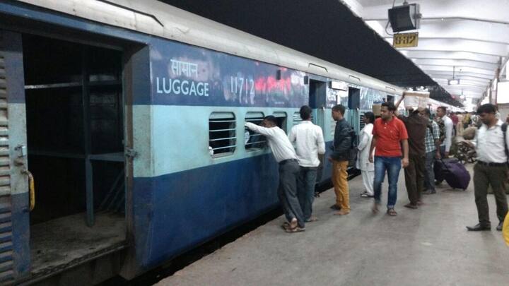 ट्रेन नंबर 03436, आनंद विहार-मालदा टाउन स्पेशल ट्रेन: ट्रेन दिल्ली के आनंद विहार टर्मिनल से 3:45 मिनट पर चलेगी और अगली रात 11:30 बजे मालदा टाउन पहुंचेगी.  ट्रेन गोविंदपुरी, प्रयागराज जं., पं. दीन दयाल उपाध्याय जं., बक्सर, आरा, पटना जं. बख्तियारपुर जं., मोकामा, किऊल जं., अभयपुर, जमालपुर जं., सुल्तानगंज, भागलपुर, कहलगांव, पीरपैंती, साहिबगंज जं., बरहरवा जं. एवं न्यू फरक्का जं. स्टेशन पर रुकेगी.