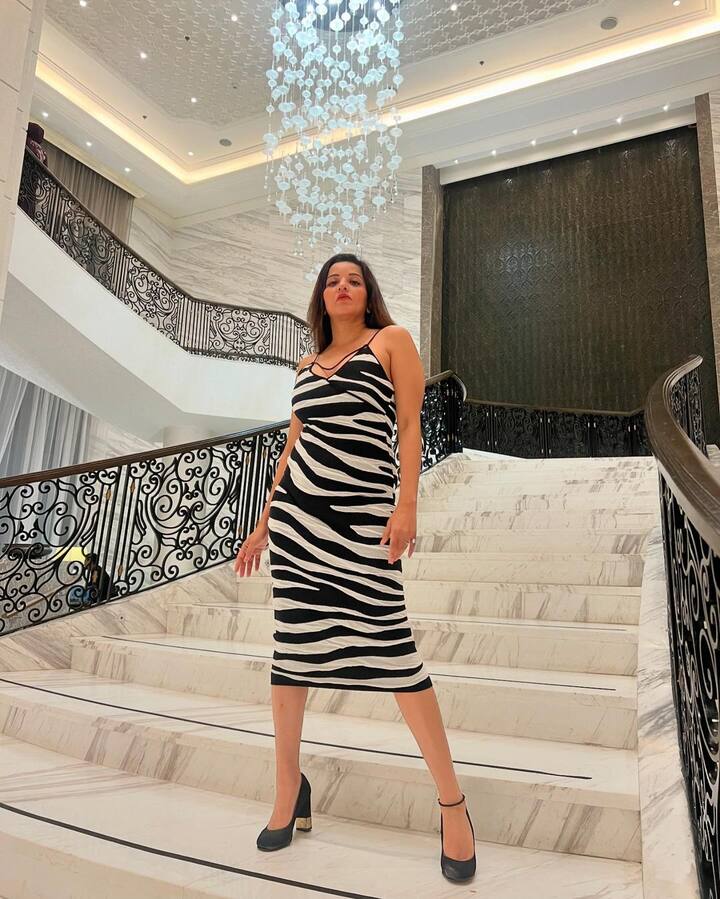 ભોજપુરી ઈન્ડસ્ટ્રીની જાણીતી અભિનેત્રી મોનાલિસાએ પોતાના બોલ્ડ લુકથી સોશિયલ મીડિયા પર ધૂમ મચાવી દીધી છે. હાલમાં જ મોનાલિસાએ ઈન્સ્ટાગ્રામ પર એક તસવીર શેર કરી છે જેમાં તે બોડીકોન ડ્રેસમાં જોવા મળી રહી છે.