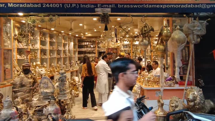 बाजारों में सजावटी सामान और उपहार बेचने वालों के यहां भी ग्राहकों की अच्छी खासी भीड़ देखने को मिल रही है और बाजार में रौनक है.