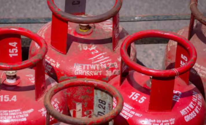 ਨਹੀਂ ਤਾਂ ਤੁਹਾਡੀ ਮਾਮੂਲੀ ਜਿਹੀ ਗਲਤੀ ਕਿਸੇ ਵੱਡੇ ਹਾਦਸੇ ਦਾ ਕਾਰਨ ਬਣ ਸਕਦੀ ਹੈ। ਇਸ ਲਈ ਅੱਜ ਅਸੀਂ ਤੁਹਾਨੂੰ ਕੁਝ ਅਜਿਹੀਆਂ ਹੀ ਜ਼ਰੂਰੀ ਗੱਲਾਂ ਦੱਸਾਂਗੇ। ਜਿਨ੍ਹਾਂ ਦਾ ਤੁਹਾਨੂੰ ਗੈਸ ਸਿਲੰਡਰ ਦੀ ਵਰਤੋਂ ਕਰਦੇ ਸਮੇਂ ਧਿਆਨ ਰੱਖਣਾ ਚਾਹੀਦਾ ਹੈ ਤਾਂ ਜੋ ਕੋਈ ਹਾਦਸਾ ਨਾ ਵਾਪਰੇ।