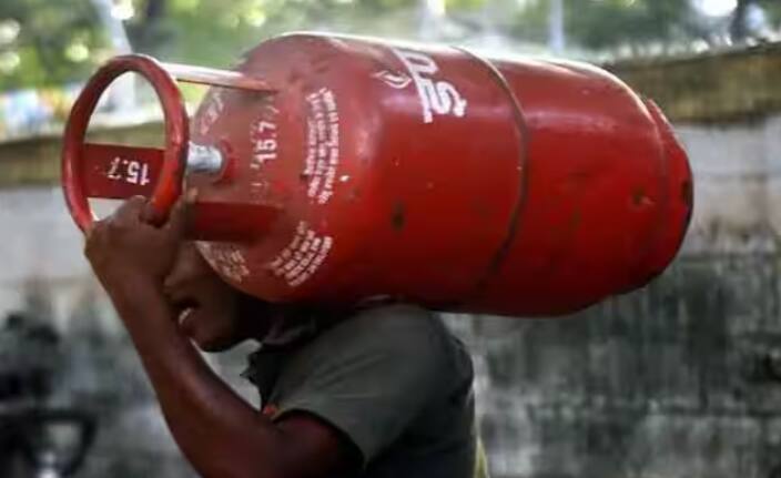 ਗੈਸ ਸਿਲੰਡਰ ਦੀ ਵਰਤੋਂ ਕਰਨ ਨਾਲ ਖਾਣਾ ਬਣਾਉਣਾ ਬਹੁਤ ਆਸਾਨ ਹੋ ਜਾਂਦਾ ਹੈ ਅਤੇ ਖਾਣਾ ਬਹੁਤ ਜਲਦੀ ਪਕ ਜਾਂਦਾ ਹੈ। ਪਰ ਗੈਸ ਸਿਲੰਡਰ ਦੀ ਵਰਤੋਂ ਕਰਦੇ ਸਮੇਂ ਤੁਹਾਡੇ ਲਈ ਕੁਝ ਸਾਵਧਾਨੀਆਂ ਵਰਤਣੀਆਂ ਜ਼ਰੂਰੀ ਹਨ।