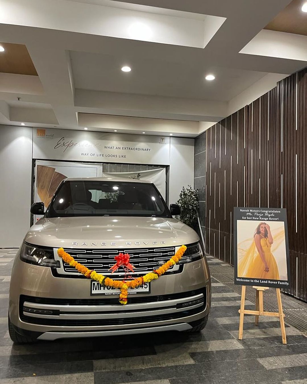 पूजा हेगड़े ने खरीदी ब्रांड न्यू Range Rover, गाड़ी के फीचर्स से लेकर कीमत तक जानें सबकुछ