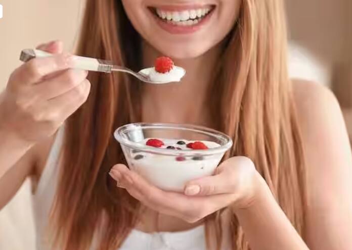 ਸਰੀਰ ਦੇ ਸੈੱਲਸ ਨੂੰ ਵਧਣ ਲਈ ਅਮੀਨੋ ਐਸਿਡ ਦੀ ਲੋੜ ਹੁੰਦੀ ਹੈ, ਜੋ ਪ੍ਰੋਟੀਨ ਤੋਂ ਮਿਲਦਾ ਹੈ। ਮਾਸਪੇਸ਼ੀਆਂ, ਚਮੜੀ, ਵਾਲ, ਨਹੁੰ ਸਭ ਪ੍ਰੋਟੀਨ ਨਾਲ ਬਣੇ ਹੁੰਦੇ ਹਨ। ਅਜਿਹੇ 'ਚ ਜੇਕਰ ਪ੍ਰੋਟੀਨ ਨੂੰ ਹਰ ਰੋਜ਼ ਸਰੀਰ 'ਚ ਪਹੁੰਚਾਉਣਾ ਹੋਵੇ ਤਾਂ ਦਹੀਂ ਸਭ ਤੋਂ ਵਧੀਆ ਰਸਤਾ ਹੈ। USDA ਦੇ ਅਨੁਸਾਰ, 100 ਗ੍ਰਾਮ ਦਹੀਂ ਖਾਣ ਨਾਲ 11.1 ਗ੍ਰਾਮ ਪ੍ਰੋਟੀਨ ਦੀ ਪੂਰਤੀ ਕੀਤੀ ਜਾ ਸਕਦੀ ਹੈ।