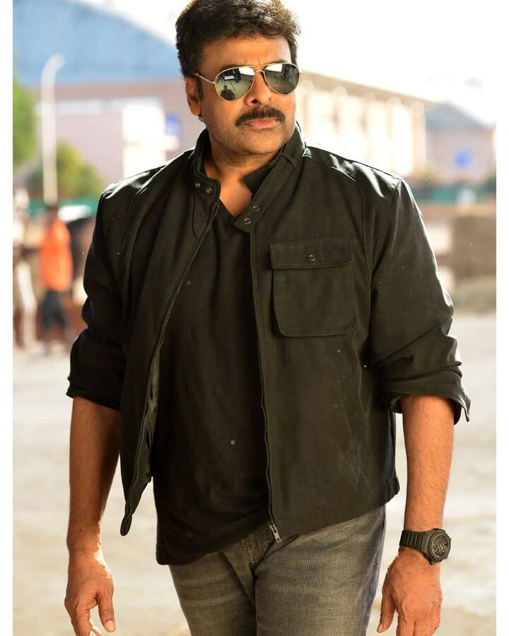 वहीं फिल्म ‘आपदाबंधवुडु’ के लिए तो चिरंजीवी ने ₹1.25 करोड़ चार्ज किए थे. जोकि अपने आप में एक नया रिकॉर्ड था.