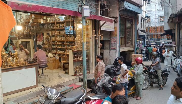 धनतेरस और दिवाली के मौके पर मुरादाबाद का पीतल बाजार सज चुका है यहां पीतल तांबे और स्टील के बर्तनों की खरीदारी करने के लिए लोगों की चहल पहल बढ़ गई है.