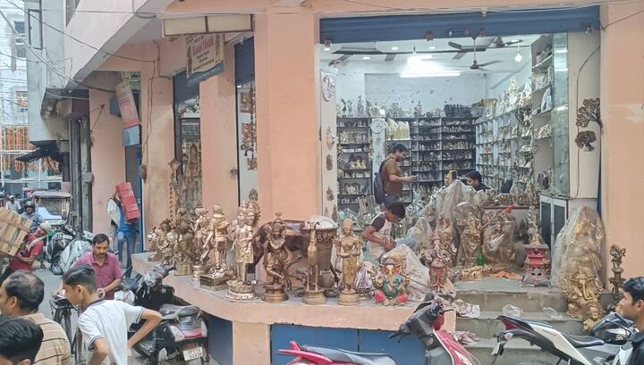 ऐसा ही कुछ नज़ारा उपहार और सजावट का सामान बेचने वालों की दुकानों पर नज़र आ रहा है यहां भी ग्राहक जमकर घर की सजावट का सामान खरीद रहे हैं.