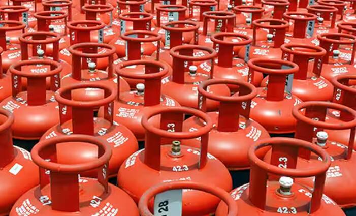 ਇਸ ਦੇ ਨਾਲ ਹੀ ਤੁਸੀਂ ਜਿਸ ਗੈਸ ਸਿਲੰਡਰ ਦੀ ਵਰਤੋਂ ਕਰ ਰਹੇ ਹੋ। ਤੁਹਾਡੇ ਲਈ ਇਸ ਗੱਲ 'ਤੇ ਧਿਆਨ ਦੇਣਾ ਵੀ ਜ਼ਰੂਰੀ ਹੈ ਕਿ ਕੀ ਇਹ ਐਕਸਪਾਇਰ ਤਾਂ ਨਹੀਂ ਹੋ ਗਿਆ ਹੈ। ਤੁਹਾਨੂੰ ਦੱਸ ਦਈਏ ਕਿ ਸਿਲੰਡਰ ਦੇ ਸਾਈਡ 'ਤੇ ਇਨ੍ਹਾਂ ਦੀ ਐਕਸਪਾਇਰੀ ਡੇਟ ਲਿਖੀ ਹੁੰਦੀ ਹੈ।