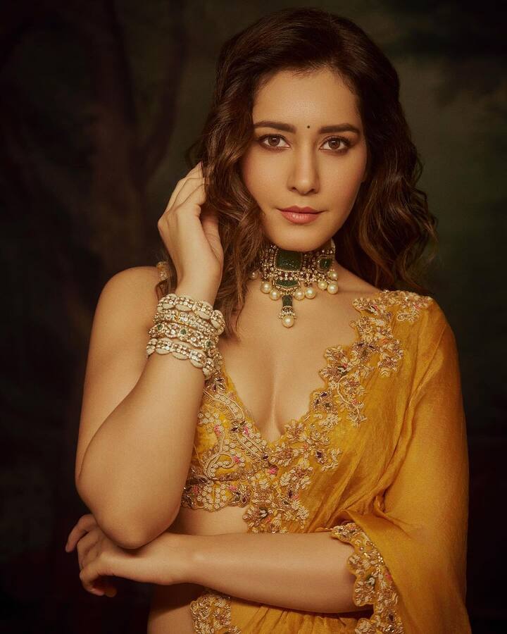 Kitni osam ho yar అంటూ ఒకరు కాంప్లిమెంట్స్ ఇస్తే.. So pretty..I love you ❣️అంటూ కొందరు ఫ్యాన్స్ చెప్తున్నారు. ఫోటోలకు లైక్లు కొట్టి.. కాంప్లిమెంట్స్ను కామెంట్ చేస్తున్నారు. (Images Source : Instagram/Raashi Khanna)