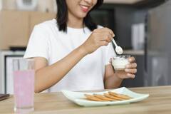 Curd Side Effects: रोजाना दही खाना फायदेमंद या नुकसानदायक? जान लें काम की बात