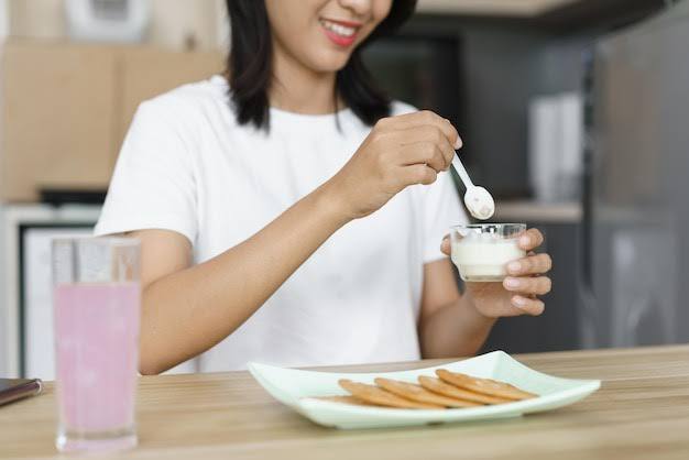 दही कई विटामिंस और मिनरल्स से भरपूर हेल्दी फूड है. बहुत से लोग इसे बड़े ही चाव से खाते हैं. दही खाकर शरीर के लिए जरूरी कई पोषक तत्वों को पूरा किया जा सकता है. लेकिन क्या रोज-रोज दही (Curd) खाना सही है या फिर इसके कुछ नुकसान भी हो सकते हैं.