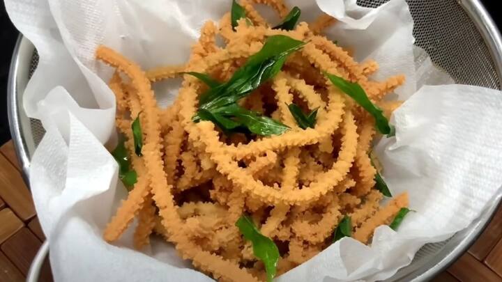 தேவையானவை: மரவள்ளிக் கிழங்கு மாவு - 1 கப், அரிசி மாவு, கடலைமாவு - தலா 1 கப், மிளகாய்த் தூள் - ½ டீஸ்பூன், பெருங்காயத் தூள் - 4 டீஸ்பூன், எள் - 2 டீஸ்பூன், உப்பு, எண்ணெய் - தேவைக்கேற்ப.