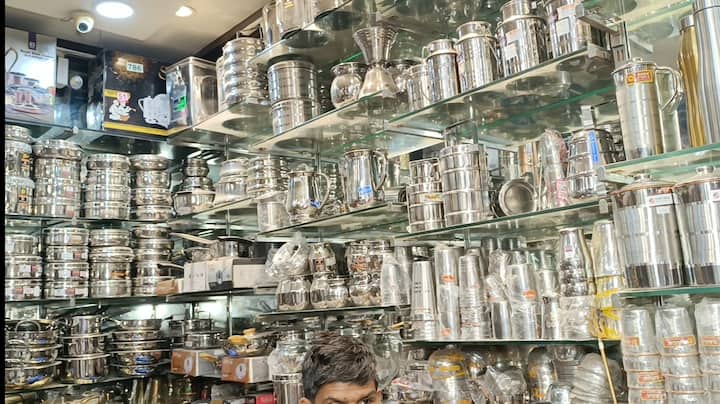 ग्राहकों की भीड़ देखकर दुकानदारों के चेहरे खिले हुए हैं. दुकानदारों का कहना है कि इस साल ग्राहक पीतल के बर्तन सबसे अधिक पसंद कर रहे हैं.
