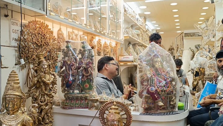 दिवाली और धनतेरस पर धातु के बर्तन खरीदना शुभ माना जाता है. इसलिए बर्तन बाजार में ग्राहक जमकर पीतल तांबे के बर्तनों की खरीदारी कर रहे हैं.