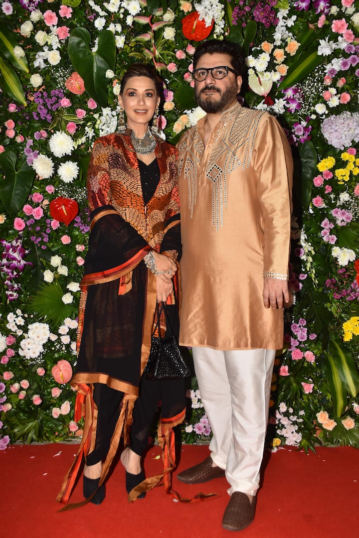 सोनाली बेंद्रे भी पार्टी में पहुंचीं. वो ब्लैक कलर के आउट फिट में दिखीं. उन्होंने हैवी जूलरी से लुक को कंप्लीट किया.