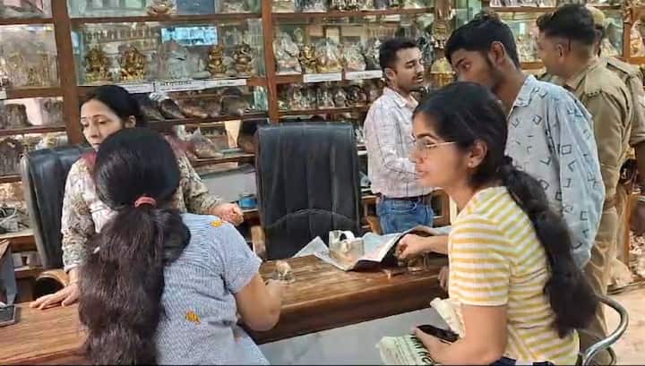 यहां पीतल की मूर्तियां हो या फिर घर में इस्तेमाल होने वाले पीतल तांबे के बर्तन हो उन्हें खरीदने लोगो की भीड़ उमड़ रही है.