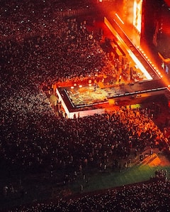 Diljit Dosanjh Concert: दिलजीत दोसांझ ने फैन को गिफ्ट की जैकेट, जान लें क्या है उसकी कीमत