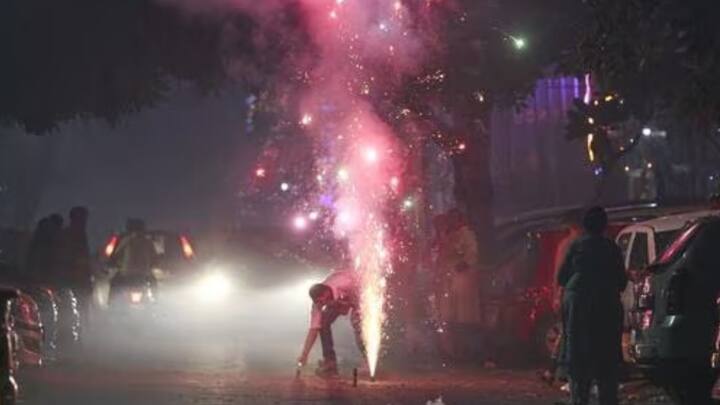 কারণ বাজি পোড়ালে যে রাসায়নিক ধোয়া উৎপন্ন হয়, যা আমাদের চোখে এবং নিশ্বাসের মধ্য দিয়ে শরীরে প্রবেশ করলে ক্ষতি করে।