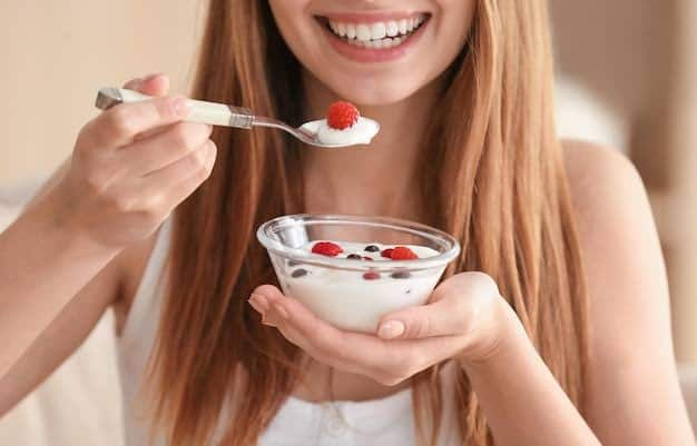 The body's cells need amino acids, which are obtained from proteins, to grow. Muscles, skin, hair and nails are all made of protein. In such a situation, if protein needs to be delivered to the body daily, curd is the best way. According to the USDA, 11.1 grams of protein can be provided by eating 100 grams of curd.