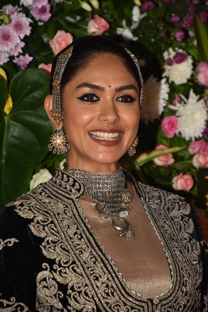 मृणाल के गाउन की बात करें तो उन्होंने 99,000 का गाउन पहना था. जो हीना कोचर का डिजाइन किा हुआ था. इस आउटफिट में साथ में ब्लैक जैकेट थी जिसपर सिल्वर एंब्रोइड्री हुई थी.