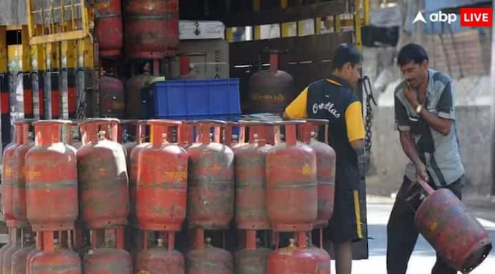 Gas Cylinder Safety Tips: ਗੈਸ ਸਿਲੰਡਰ ਦੀ ਵਰਤੋਂ ਕਰਨ ਨਾਲ ਖਾਣਾ ਬਣਾਉਣਾ ਬਹੁਤ ਆਸਾਨ ਹੋ ਜਾਂਦਾ ਹੈ ਅਤੇ ਖਾਣਾ ਬਹੁਤ ਜਲਦੀ ਪੱਕ ਜਾਂਦਾ ਹੈ। ਪਰ ਗੈਸ ਸਿਲੰਡਰ ਦੀ ਵਰਤੋਂ ਕਰਦੇ ਸਮੇਂ ਕੁਝ ਸਾਵਧਾਨੀਆਂ ਵਰਤਣੀਆਂ ਜ਼ਰੂਰੀ ਹਨ।