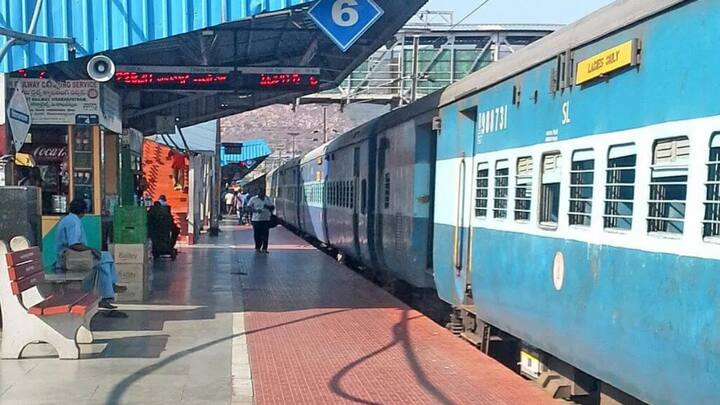 ट्रेन नंबर 05284, आनंद विहार-मुजफ्फरपुर स्पेशल ट्रेन: यह ट्रेन आनंद विहार रेलवे स्टेशन से सुबह 7 बजे चलेगी और तीसरे दिन सुबह 4:50 मिनट पर मुजफ्फरपुर पहुंचेगी. ट्रेन मुरादाबाद, शाहजहांपुर, हरदोई, लखनऊ, गोंडा जं., बस्ती, गोरखपुर जं., बगहा, हरिनगर, नरकटियागंज जं., बेतिया, सगौली जं., बापूधाम मोतिहारी, पिपरा, चकिया, मेहसी और मोतीपुर स्टेश पर रुकेगी.