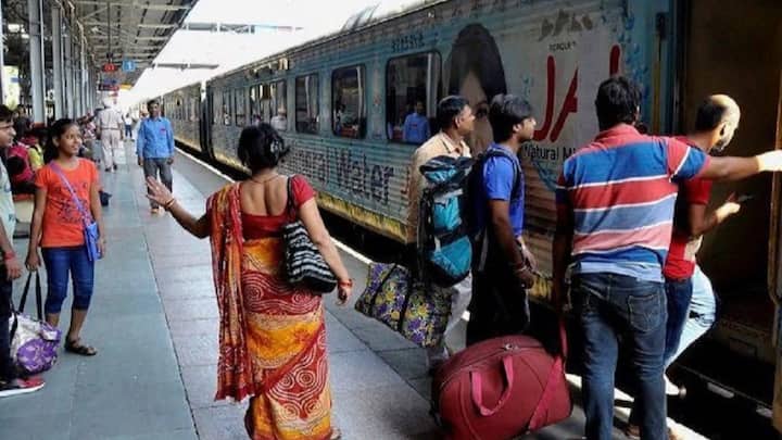 ट्रेन नंबर 02398, आनंद विहार- गया स्पेशल ट्रेन: ये ट्रेन आनंद विहार रेलवे स्टेशन से चलेगी और अगले दिन रात 12:30 पर गया पहुंचेगी. ट्रेन गोविंदपुरी, प्रयागराज, पं. दीन दयाल उपाध्याय, भभुआ रोड, सासाराम, डेहरी ऑन सोन और अनुग्रह नारायण रोड स्टेशन पर रुकेगी.
