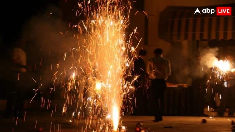 diwali can someone burst crackers on diwali in delhi know what are the rules for it क्या दिवाली पर दिल्ली में फोड़ सकते हैं पटाखे, जानें क्या हैं इसके लिए नियम?