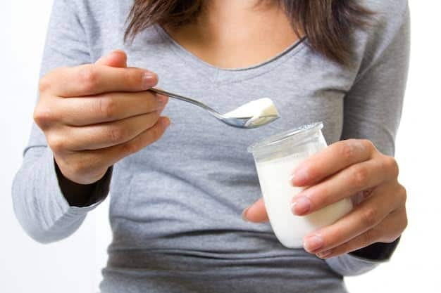 There are many bacteria in the intestines that help with digestion and nutrition. Curd is useful for maintaining their numbers. By eating this, problems like constipation, bloating, gas and heat in the stomach can be cured.