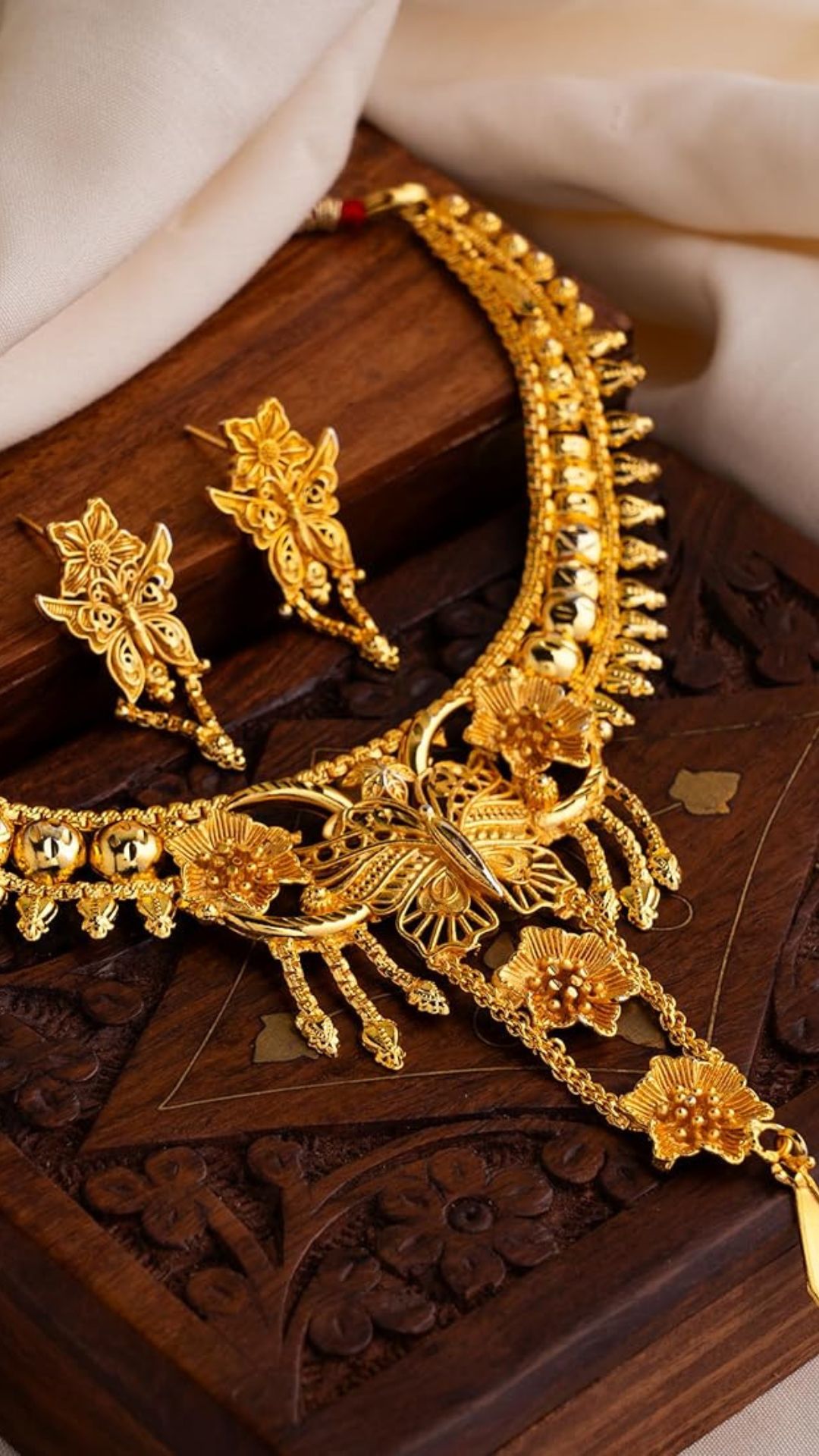 Buying gold jewellery is the perfect choice if you are considering gold for personal use or gifting purposes.