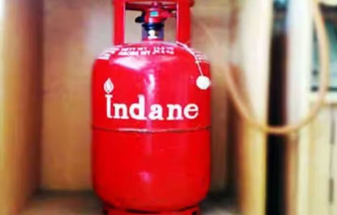 ਜਦੋਂ ਤੁਸੀਂ ਗੈਸ ਸਿਲੰਡਰ ਦੀ ਵਰਤੋਂ ਕਰ ਰਹੇ ਹੋ। ਉਸ ਵੇਲੇ ਤੁਹਾਨੂੰ ਹਮੇਸ਼ਾ ਇਹ ਚੀਜ਼ ਨੂੰ ਚੈੱਕ ਕਰਨਾ ਚਾਹੀਦਾ ਹੈ ਕਿ ਸਿਲੰਡਰ ਵਿੱਚ ਕੋਈ ਲੀਕੇਜ ਤਾਂ ਨਹੀਂ ਹੈ। ਕਿਉਂਕਿ ਗੈਸ ਲੀਕ ਹੋਣ ਨਾਲ ਰਸੋਈ 'ਚ ਧਮਾਕਾ ਹੋਣ ਦਾ ਖਤਰਾ ਵੱਧ ਜਾਂਦਾ ਹੈ।