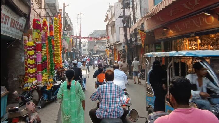 दुकानदारों का कहना है कि इस बार कारोबार बढ़ गया है लक्ष्मी जी की कृपा हो रही है. लोग पीतल के डिजाइनदार बर्तन अधिक खरीद रहे हैं.