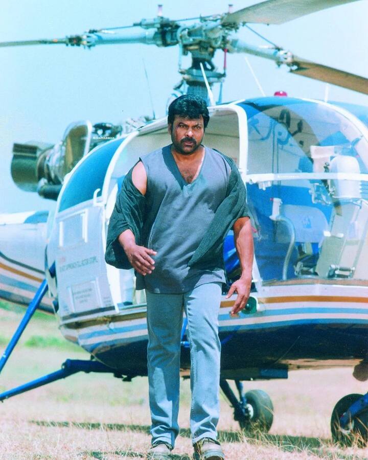 जी हां आपने सही सुना, कुछ ही फिल्मों के जरिए चिरंजीवी ने ऐसा स्टारडम हासिल कर लिया था कि उन्होंने बिग बी से डबल फीस लेनी शुरू कर दी. ऐसे में चिरंजीवी ही फिल्म इंडस्ट्री के पहले एक्टर बने थे. जिनको 1 करोड़ रुपए की फीस मिली थी.