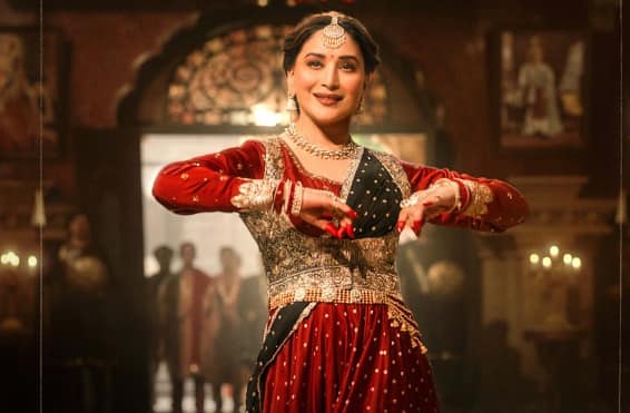 Madhuri Dixit will also be seen in 'Bhool Bhulaiyaa 3'. Madhuri has been given a fee of around Rs 5-8 crore for the film. Currently, Vidya and Madhuri's friend J Tomar is making waves.