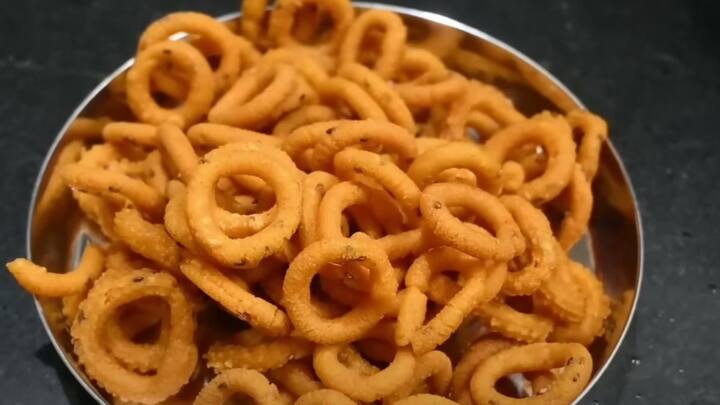 செய்முறை: ஒரு பாத்திரத்தில் எல்லா மாவுகளைப் போட்டு, எள், மிளகாய் தூள் சேர்க்கவும். உப்பு, பெருங்காயத் தூளை சிறிது தண்ணீரில் கரைத்து மாவுக்கலவையில் ஊற்றி முறுக்கு மாவு பதத்தில் பிசைந்து கொள்ளவும்