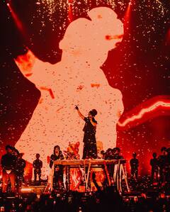 Diljit Dosanjh Concert: दिलजीत दोसांझ ने फैन को गिफ्ट की जैकेट, जान लें क्या है उसकी कीमत