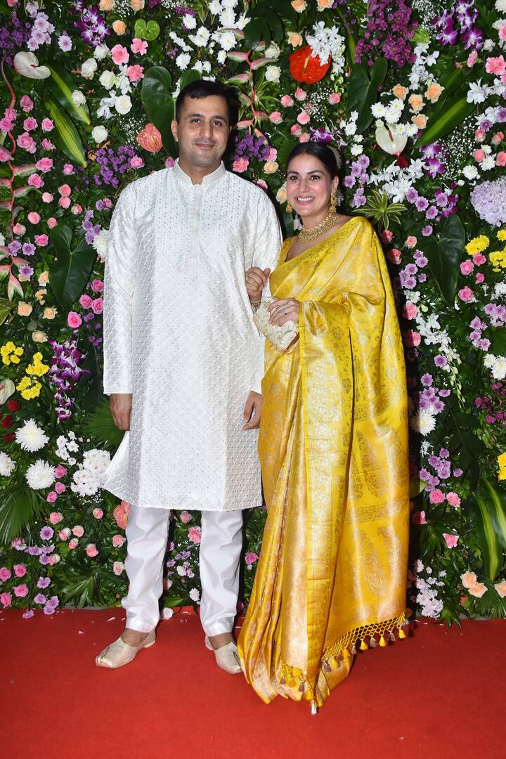 एक्ट्रेस श्रद्धा आर्या भी पार्टी में पहुंचीं. श्रद्धा प्रेग्नेंट हैं और वो पार्टी में बेबी बंप फ्लॉन्ट करती नजर आईं. श्रद्धा येलो साड़ी में बहुत खूबसूरत लग रही थी.