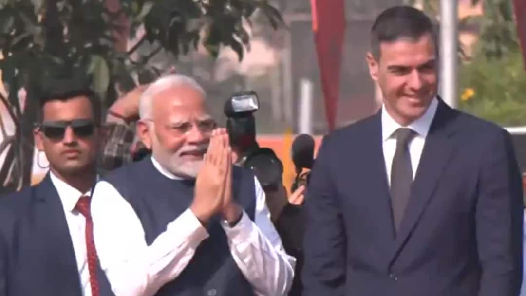 PM Modi, Spanish PM Pedro Sánchez Hold Roadshow In Gujarat's Vadodara PM Modi Spanish PM Pedro Sánchez Vadodara Roadshow To Inaugrate India's First Private Military Aircraft Manufacturing Facility Today PM Modi, Spanish PM Pedro Sánchez Hold Roadshow In Gujarat's Vadodara