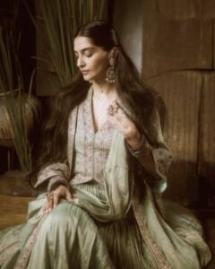 मुलतानी मातीची चोली आणि खादी लेहेंगा... सोनमने दिवाळीपूर्वी शेअर केला खास लूक!