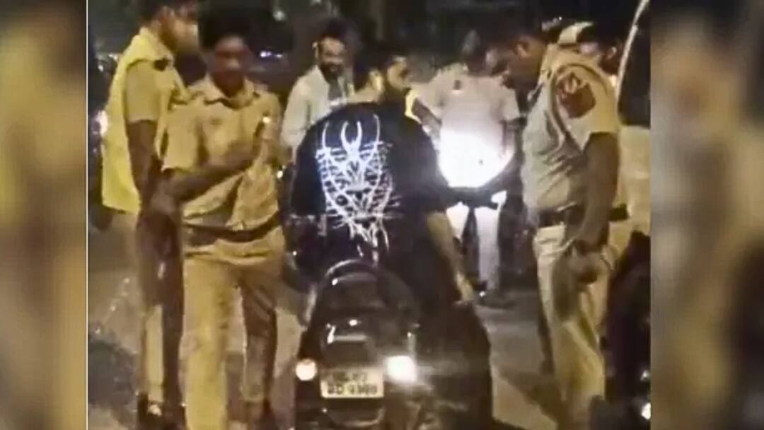 Man Stopped For Modified Bike Silencer by police Calls His Father Beat those Cops delhi news Bike Silencer: বাইকের সাইলেন্সরে ভয়ঙ্কর আওয়াজ কেন? ধমক দিতেই বাবাকে ডেকে এনে পুলিশকে মার যুবকের