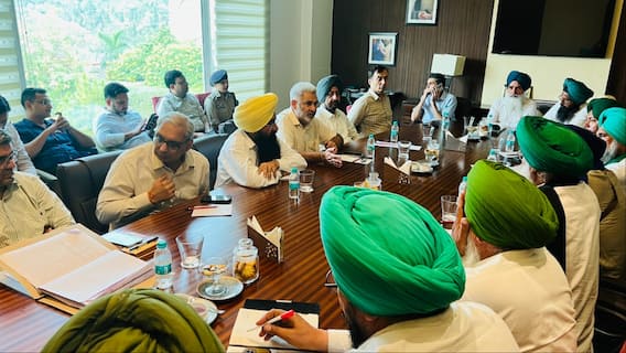 Punjab: किसानों ने सड़कों से हटाई नाकेबंदी, आंदोलन रहेगा जारी, मंत्रियों के साथ बैठक के बाद फैसला Punjab: किसानों ने सड़कों से हटाई नाकेबंदी, आंदोलन रहेगा जारी, मंत्रियों के साथ बैठक के बाद फैसला