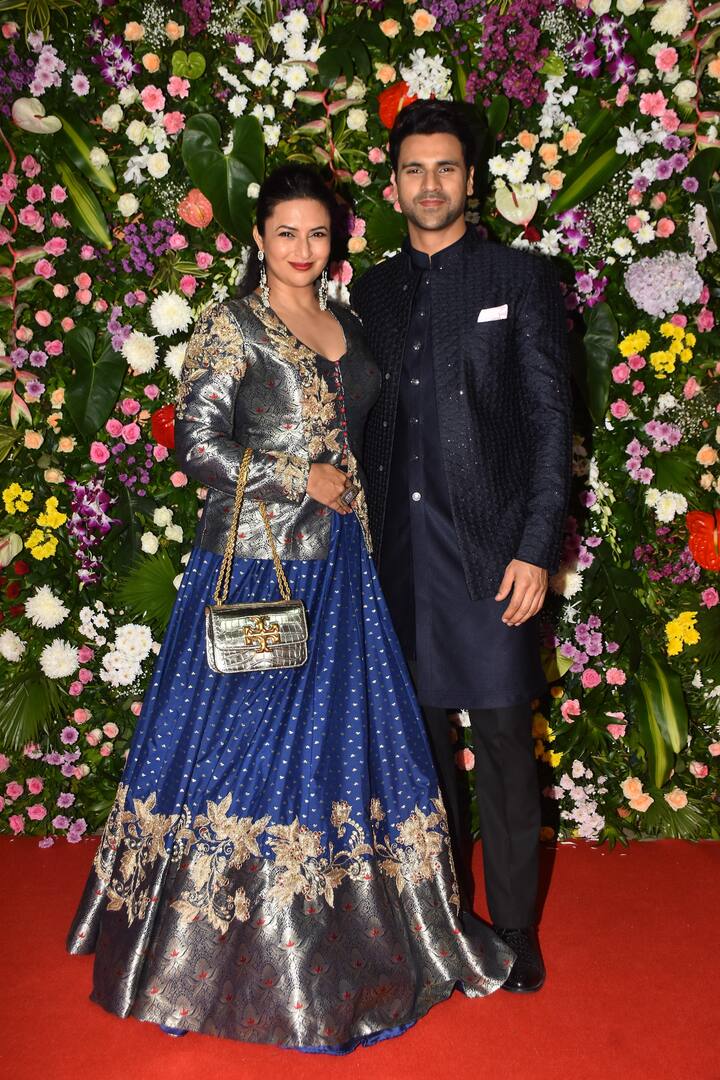 दिव्यांका त्रिपाठी भी पति के साथ पार्टी में पहुंचीं. दिव्यांका ने ब्लू कलर का लहंगा और जैकेट पेयर की. वहीं विवेक दहिया ब्लू कलर की शेरवानी में नजर आए.