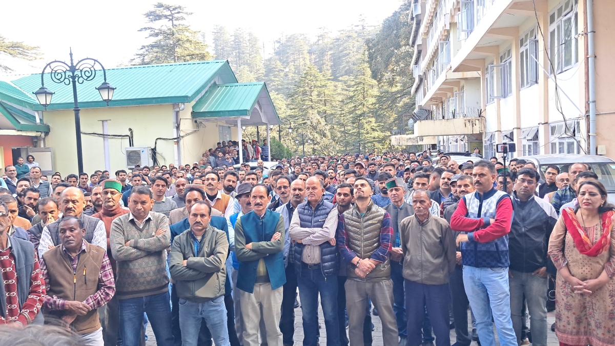 Himachal Electricity Board employees protest against Sukhvinder Singh Sukhu government ANN