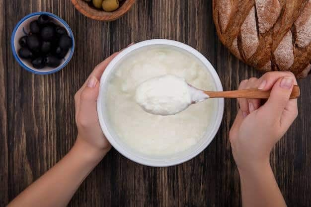 If you feel very tired and weak, you should eat curd. Eating it brings energy and freshness and eliminates fatigue. Eating a limited amount of curd every day can bring many benefits to the body.