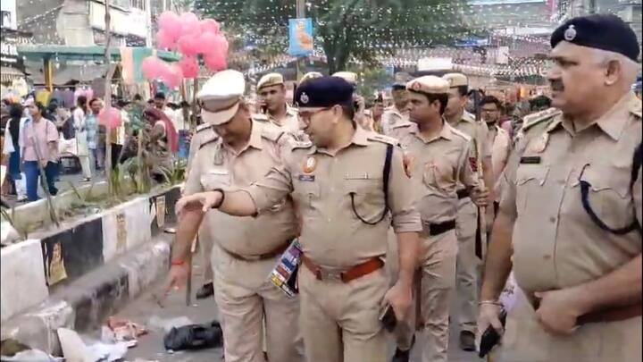 डीसीपी खुद फूट पेट्रोलिंग कर रहे हैं और मार्केट में गाड़ियों के आने पर पाबंदी लगा दी गई है.