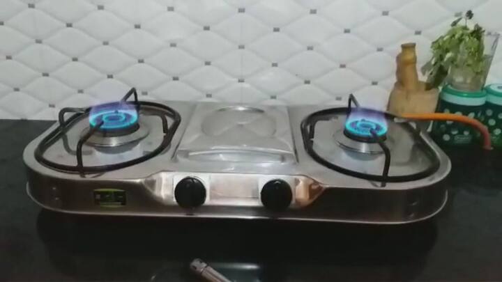 इसके साथ ही गैस सिलेंडर और गैस चूल्हे को कनेक्ट करने वाले पाइप को भी चेक करते रहें. जब पाइप बहुत पुराना हो जाता है तो उससे लीकेज होने लगती है. इसलिए पाइप पुराना हो जाए तो उसे बदल दें.