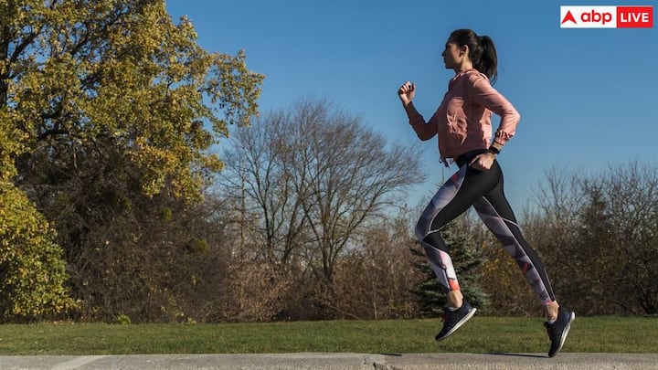 वजन घटाना: मोटापा घटाने के लिए पैदल चलने से ज्यादा दौड़ना कारगर है. रोजाना कुछ मिनट दौड़ने से फैट जल्दी बर्न होता है और वजन कम होता है. दौड़ने से पेट की चर्बी कम की जा सकती है. दौड़ते समय आप ज्यादा कैलोरी बर्न करते हैं. जो वजन घटाने के लिए जरूरी है.