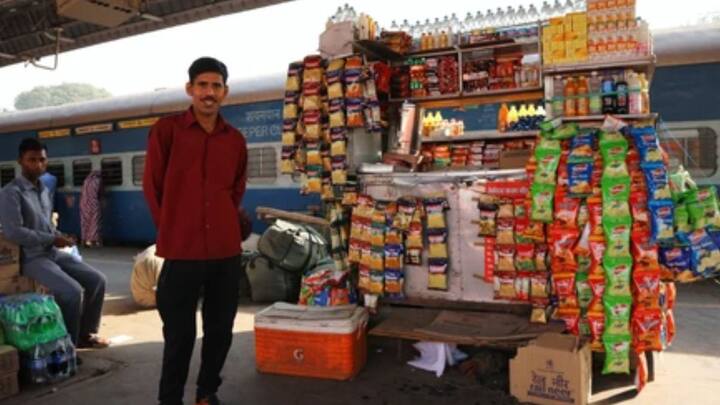 अगर आप भारतीय रेलवे के किसी स्टेशन के प्लेटफार्म से कोई चीज खरीद रहे हैं. तो ऐसे में आपको एमआरपी से ज्यादा शुल्क नहीं चुकाना चाहिए. अगर दुकानदार आपसे ज्यादा पैसे मांगे तो आप उसकी शिकायत कर सकते हैं.