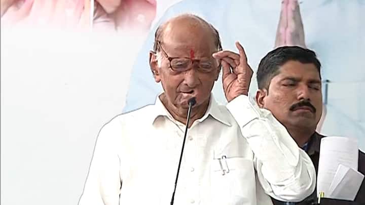 सोबतच त्यांनी रुमालाने डोळे पुसून अजित पवार भावूक झाल्याची नक्कल केली. त्यांच्या या नक्कलीने सभेत एकच हशा पिकला. श्रोत्यांनी टाळ्यांचा कडकडाट केला.