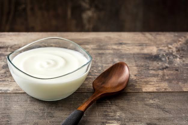 दही (Curd): दही पेट के लिए सबसे सर्वोत्तम फूड माना जाता है. इसके सेवन से पाचन दुरुस्त रहता है. दही में प्रोबायोटिक्स पाए जाते हैं, जो पेट के लाभकारी बैक्टीरिया को बढ़ावा देकर डाइजेशन को सुधारने का काम करते हैं. दही के कई फायदे सेहत को मिलते हैं. ऐसे में दही खाना अच्छा माना जाता है.